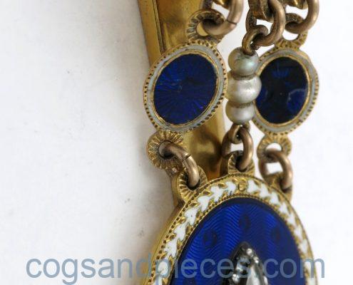 Gold & enamel, Dwerrihouse